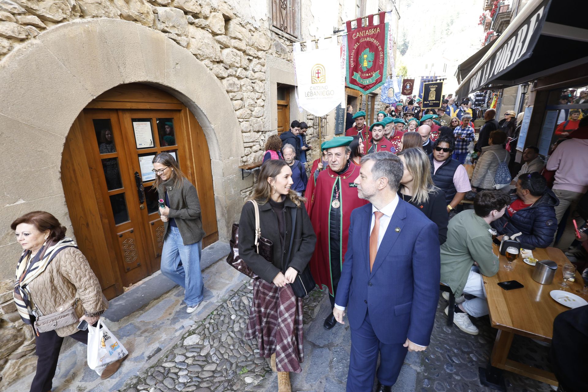 El consejero de Turismo, Luis Martínez Abad, charla con la hija de José Ribagorda, Alexia.