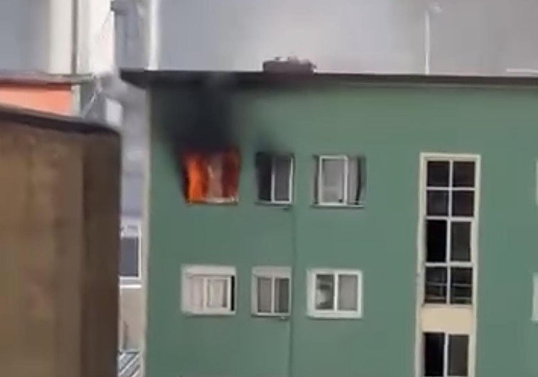 Imagen del incendio que se ha producido este domingo en un piso de Candina, en Santander.