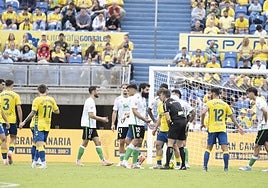 Villalibre conversa con el árbitro.