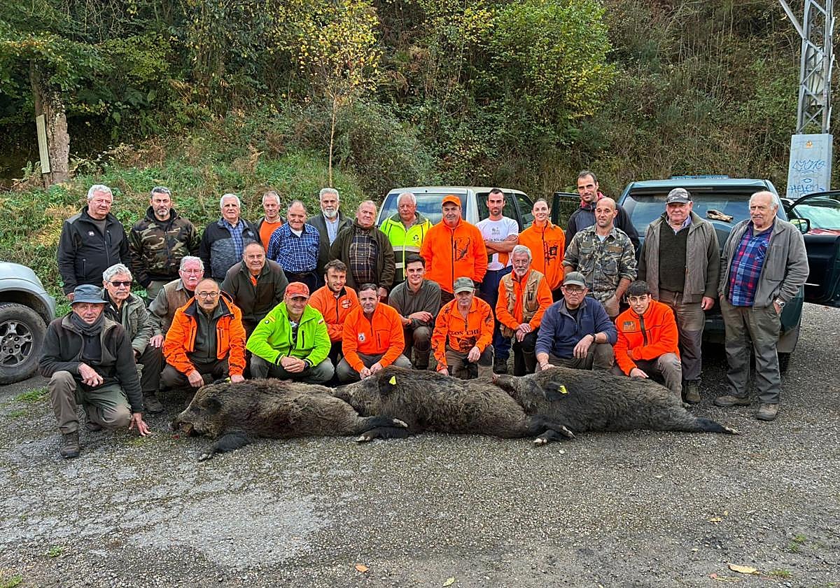 Integrantes de la cuadrilla 90, dirigida por Pedro Fernández, con los tres jabalíes que abatieron en el monte de Valfría este pasado sábado.