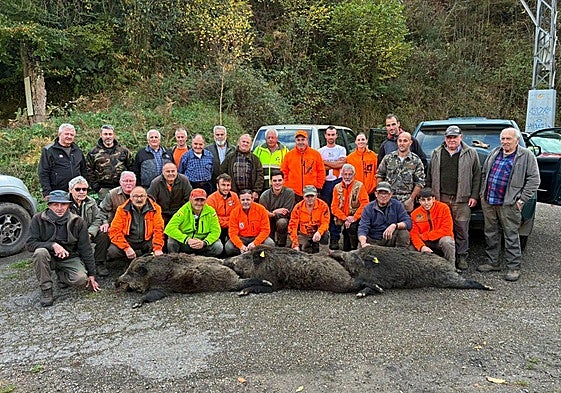 Integrantes de la cuadrilla 90, dirigida por Pedro Fernández, con los tres jabalíes que abatieron en el monte de Valfría este pasado sábado.
