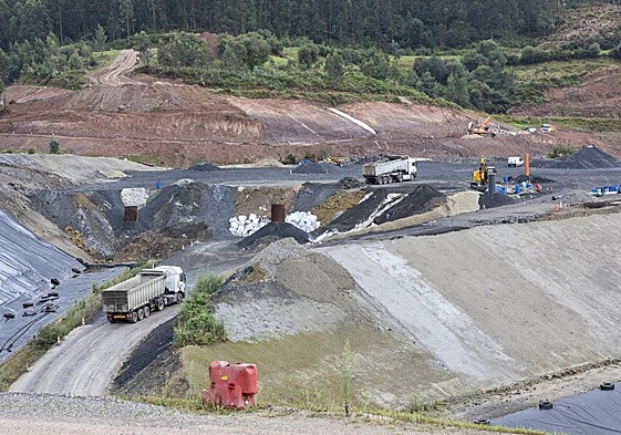Las obras para acondicionar el espacio para el amianto ya han comenzado en el vertedero de Carceña.
