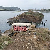 La escollera ya no puede recorrerse en su totalidad, lo que genera protestas de los paseantes.