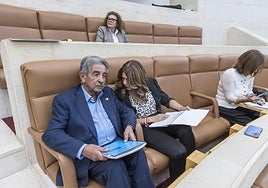Miguel Ángel Revilla y Paula Fernández, en el Parlamento.