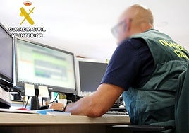 Un componente del Equipo @ Cantabria de la Guardia Civil durante su trabajo de investigación.