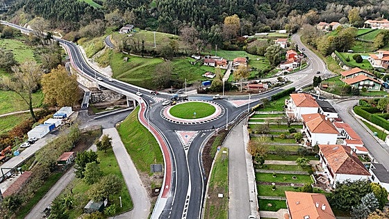 Imagen aérea del nuevo vial entre Viveda y Duález.
