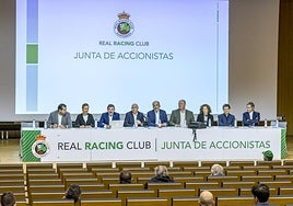 Manolo Higuera y Sebastian Ceria, en el centro, presiden la Junta General de Accionistas de 2024.