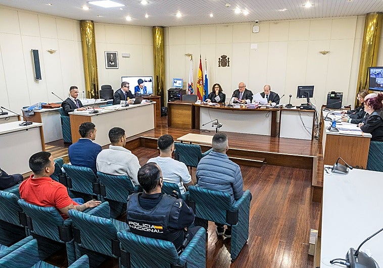 Los cinco acusados atienden a las explicaciones del presidente de la Sección Tercera de la Audiencia Provincial, Agustín Alonso.