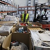 Un voluntario trabaja este lunes, en el almacén de Torrelavega, con lo que va llegando de la Gran Recogida.