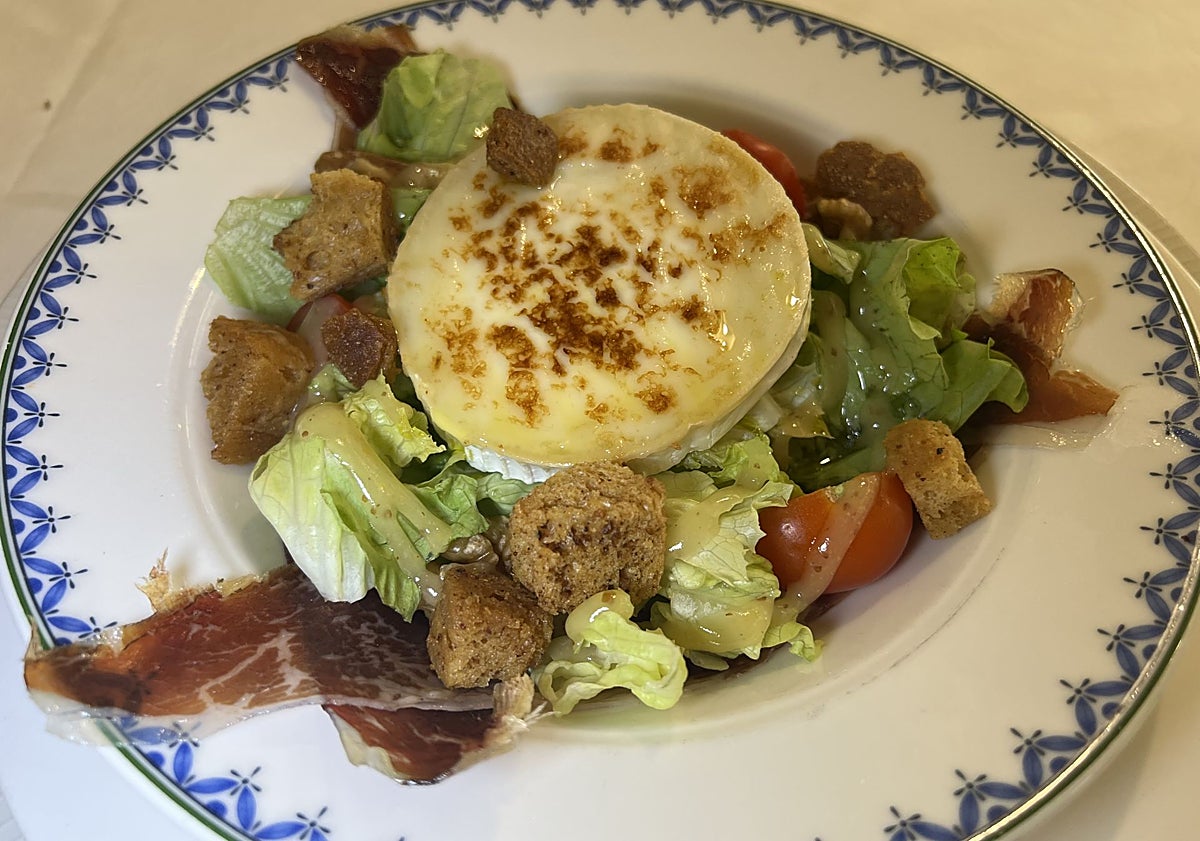 Imagen principal - Guisantes en su salsa con jamón ibérico y huevo, ensalada de cecina y rulo de queso de cabra a la plancha, merluza rellena de setas y langostinos en salsa verde y zancarrón de ternera en su jugo y panaché de verduras.