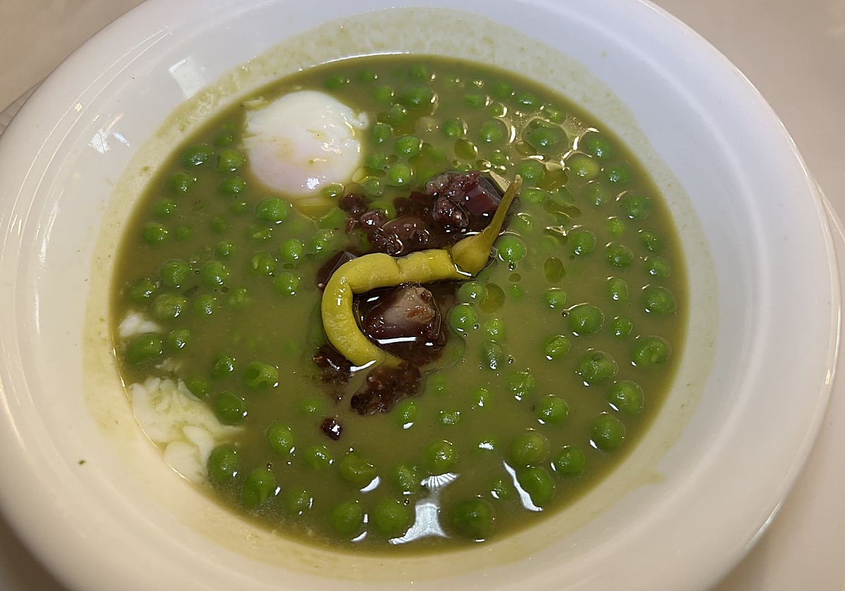 Guisantes en su salsa con jamón ibérico y huevo.