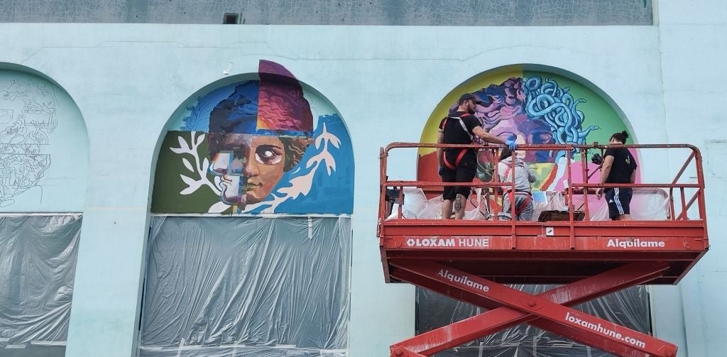 Tras dibujar los tres arcos centrales comenzaron las obras de pintura.