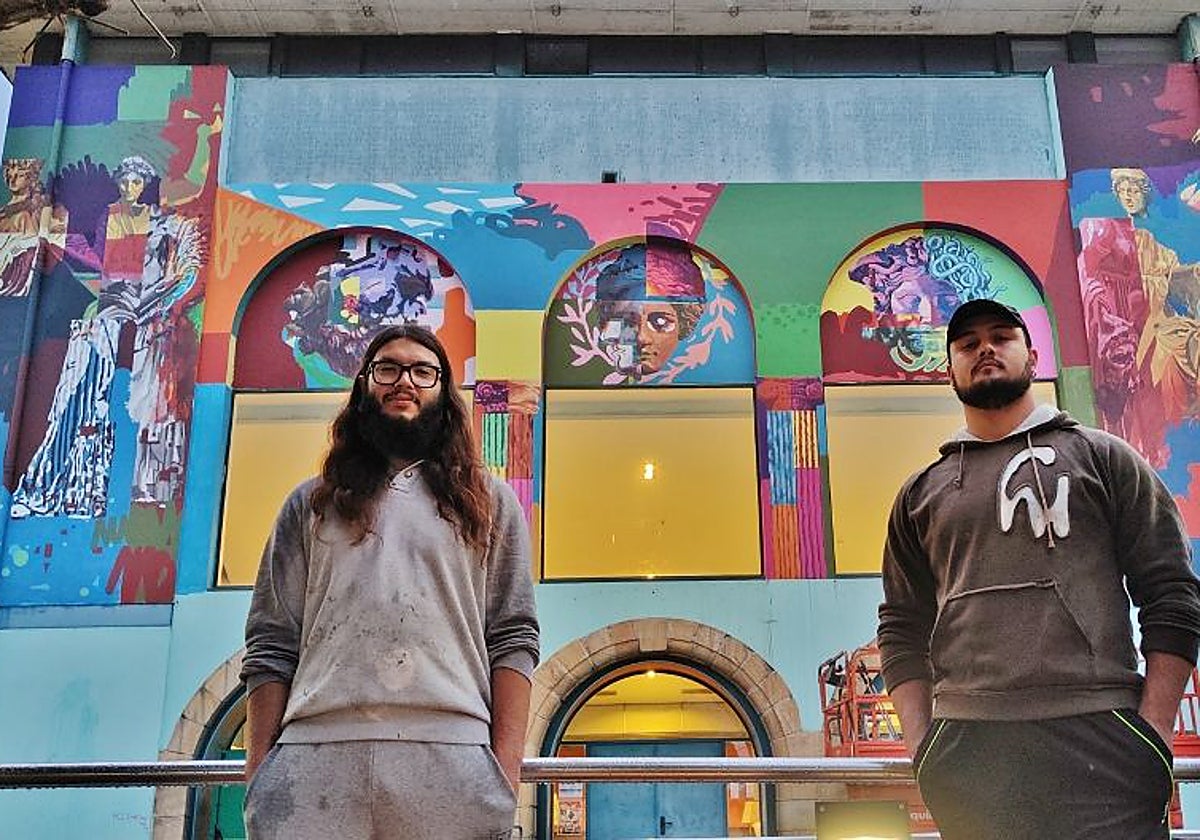 Víctor Cano y Kevin Goya ante su primer gran mural: lo han desarrollado en la instalación de Los Corrales.