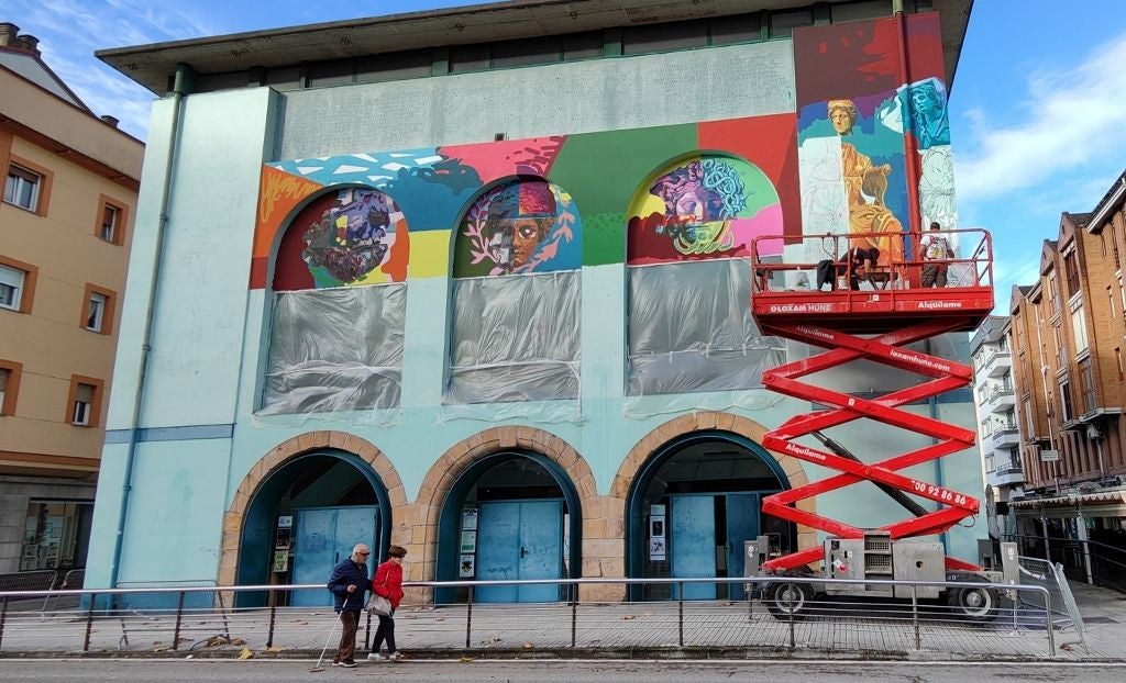 El mural ha cambiado la imagen del centro de Los Corrales.