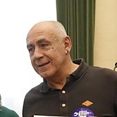 Tino Brugos, en la entrega del premio Gijón Ciudad Defensora de los Derechos Humanos al grupo de mujeres del pueblo indígena Embera Dóbida de la Asociación de Autoridades Indígenas Ancestrales del Bajo Atrato.