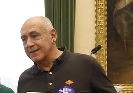 Tino Brugos, en la entrega del premio Gijón Ciudad Defensora de los Derechos Humanos al grupo de mujeres del pueblo indígena Embera Dóbida de la Asociación de Autoridades Indígenas Ancestrales del Bajo Atrato.