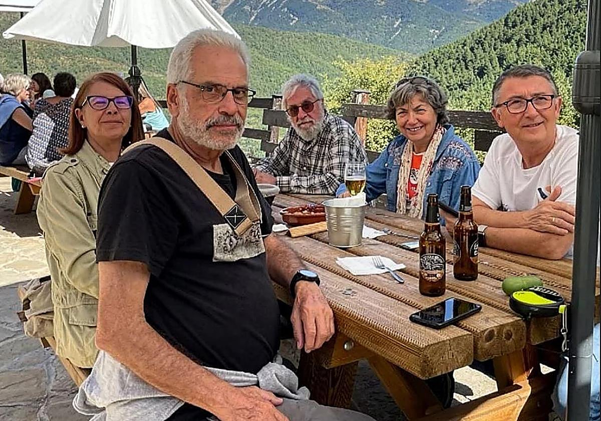 Juan Manuel Serradilla, en primer término junto a unos amigos.