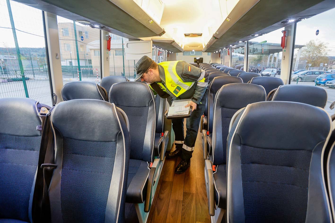 Un agente de la DGT inspecciona los cinturones de seguridad. 