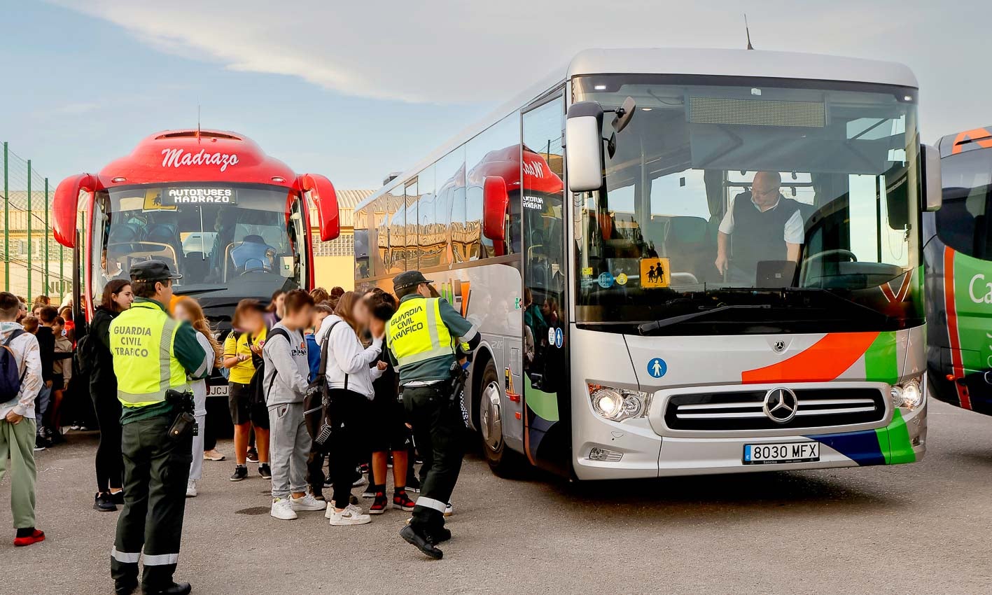 Unos 16.000 alumnos utilizan a diario el transporte escolar en Cantabria. 