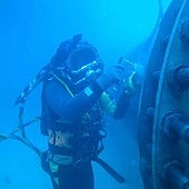 Un buzo profesional durante el proceso de instalación de una tubería subacuática.