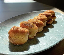 Buñuelos de calabaza presentados en un plato, listos para degustar