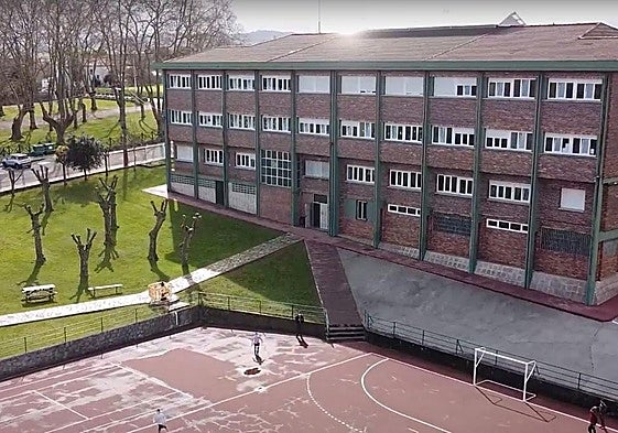 Vista del colegio de Marina de Cudeyo, situado en Rubayo.