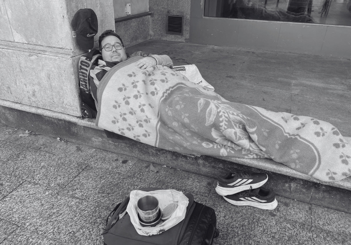 Iván, de 31 años y natural de Ibiza, en los soportales del edificio de la Once, en la calle Burgos.