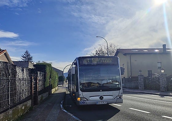 Autobús de la línea S1 a su paso por Muriedas.