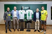 José Alberto López, César Anievas, Manolo Higuera e Íñigo Sainz-Maza posan con las camisetas.