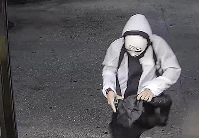 Uno de los participantes en el último asalto de Torres, enmascarado.