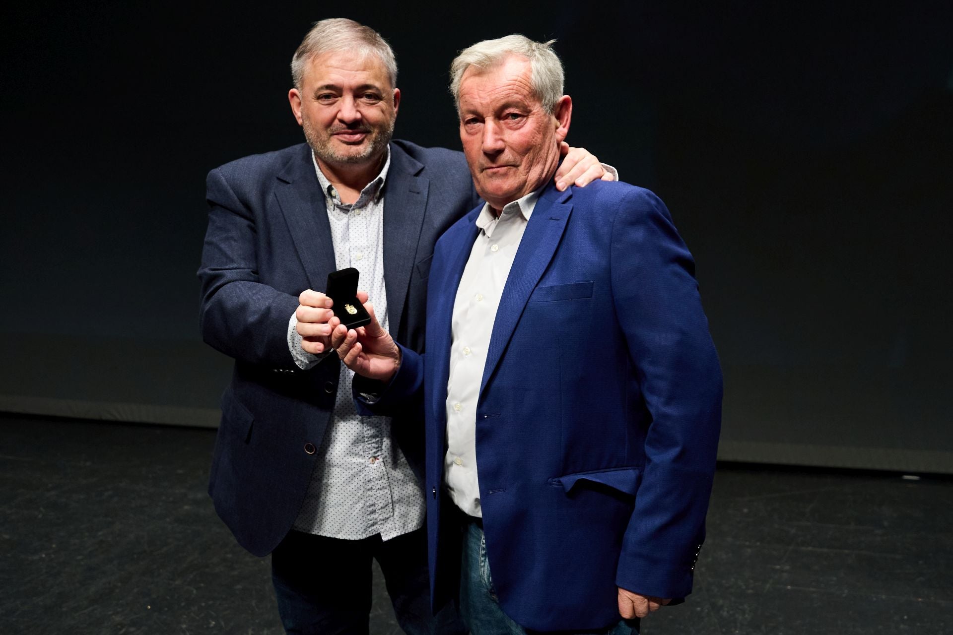 Peláez entrega la insignia de honor a Valentín Gutiérrez Bustamante, presidente CD Tropezón