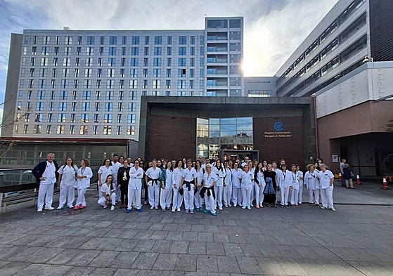 Técnicos superiores sanitarios se concentran frente a las puertas del Hospital de Valdecilla, en Santander.