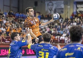 Andrés Moyano, lateral del Bathco, durante el partido ante Bidasoa.