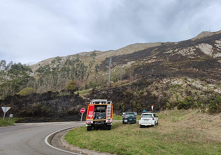 El fuego de Puente Viesgo que se desplazó hasta San Felices ya está extinguido.