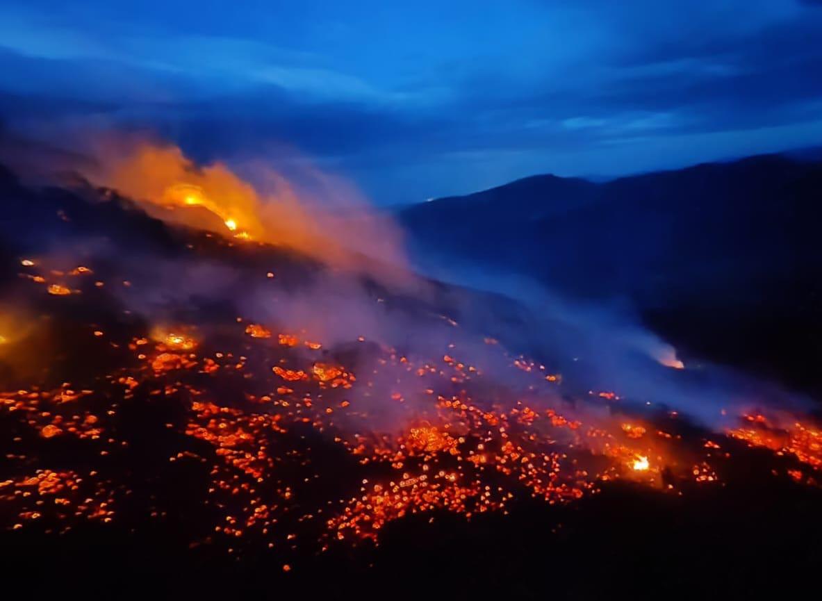Vista del incendio de Peña Sagra