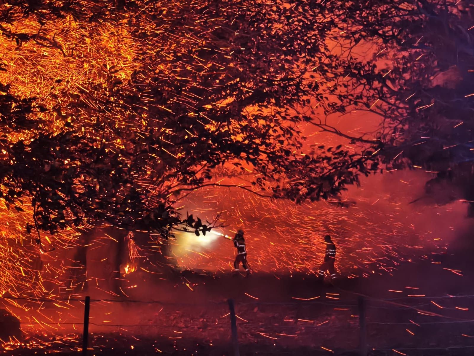 El viento complicó las labores de extinción del incendio registrado entre Pendes y Cabañes