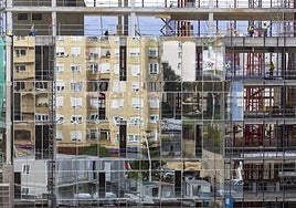 Imagen del edificio administrativo, cuyo ritmo de obra es especialmente visible en la calle Canalejas, con la instalación de los paneles acristalados que ya cubren varios niveles.