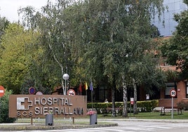 Acceso al Hospital Sierrallana del Torrelavega.