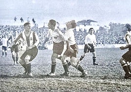 Larrínaga (izquierda), durante un partido contra el Real Unión en 1931.
