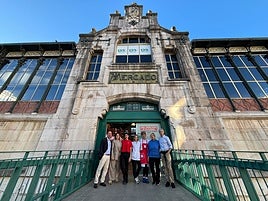 Los concejales de Mercados y Cultura, Álvaro Lavín y Noemí Méndez, la artista Marta Valledor, y personal del mercado y del Ayuntamiento.