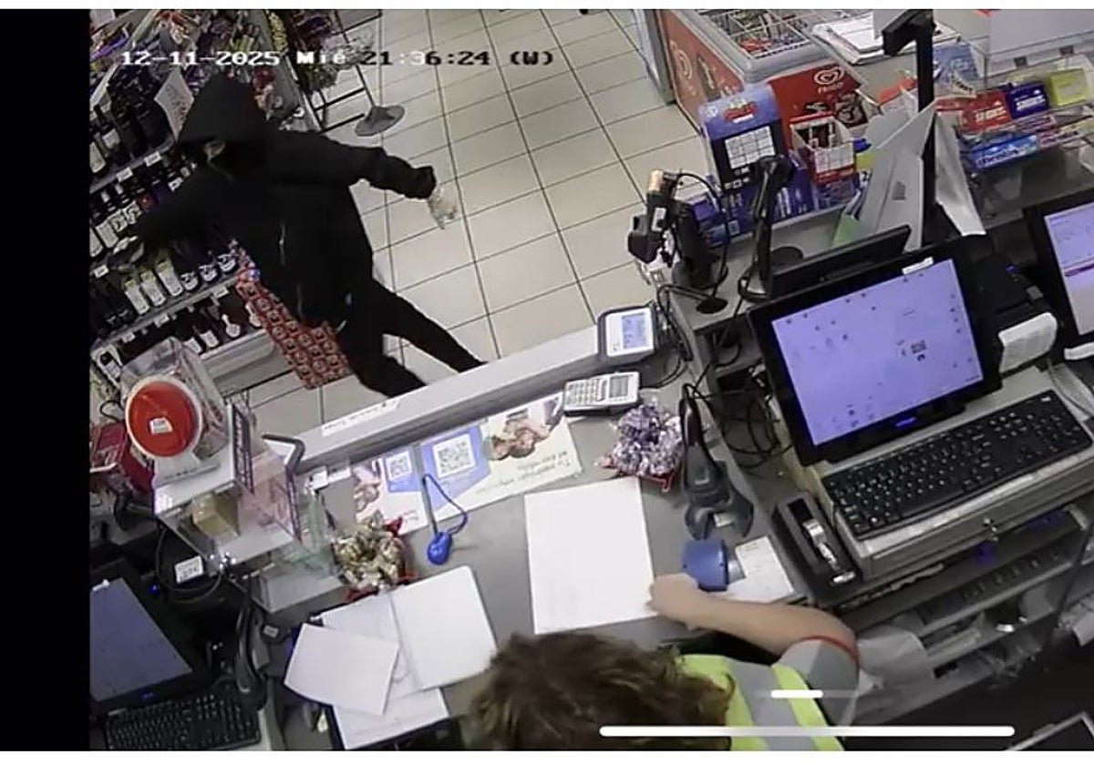 Uno de los asaltantes de la gasolinera de Torres, captado este pasado miércoles por la cámara de seguridad.
