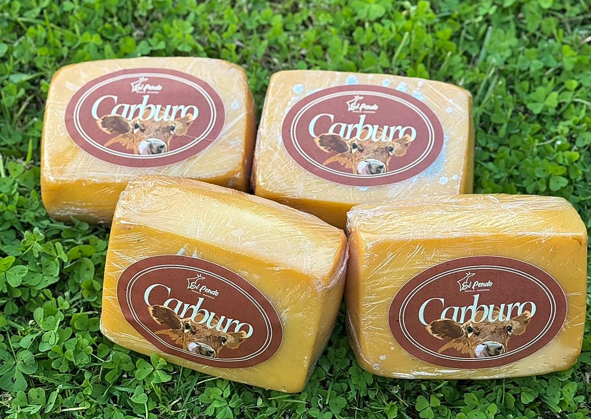 Imagen secundaria 1 - Plata para el Nata de Cantabria de La Pasiega de Peña Pelada (imagen superior). Plata para el Carburo de Quesería El Pendo. A la izquierda de la imagen, el cántabro Marcelino Real, de Arteserena, en Suiza. 