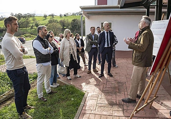 El consejero Sergio Silva junto a responsables de Educación y el alcalde, Joaquín Arco, en la presentación del proyecto