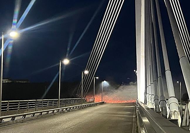 El humo y la ceniza llegó a la carretera.