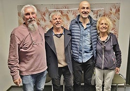 Ludovico Rodríguez, Philippe Lagarde, Óscar Villegas y Magdalena Riancho sobre el mural de manos en negativo del primero.