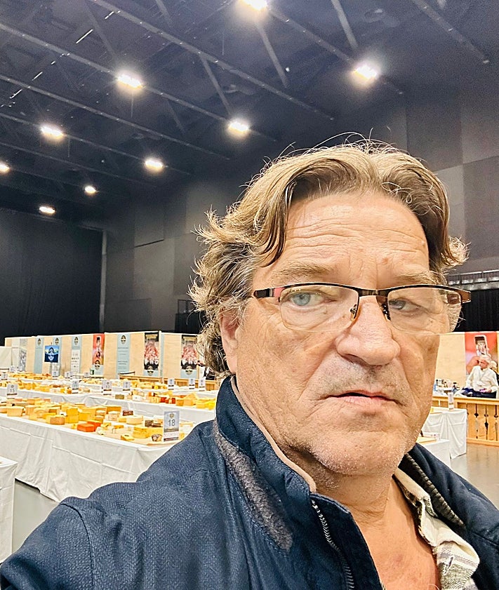 Imagen secundaria 2 - Plata para el Nata de Cantabria de La Pasiega de Peña Pelada (imagen superior). Plata para el Carburo de Quesería El Pendo. A la izquierda de la imagen, el cántabro Marcelino Real, de Arteserena, en Suiza. 