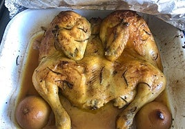 El pollo asado, recién sacado del horno.