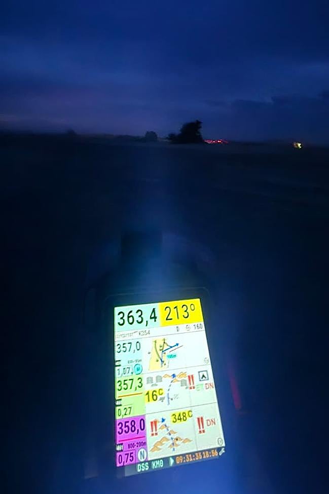 El momento exacto en que la noche sorprende a Ricardo Lastra en la Etapa 4. La imagen, tomada desde su moto, muestra el GPS a solo 3,6 kilómetros del final de la especial (kilómetro 363,4), un tramo que no pudo completar por la falta de visibilidad.