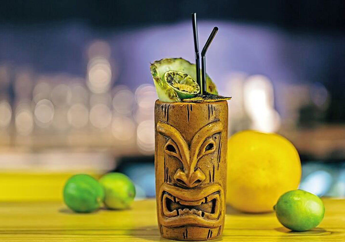 Este cóctel tiene que servirse en un vaso «terrible» para no romper con su magia.