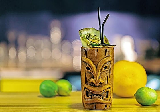 Este cóctel tiene que servirse en un vaso «terrible» para no romper con su magia.